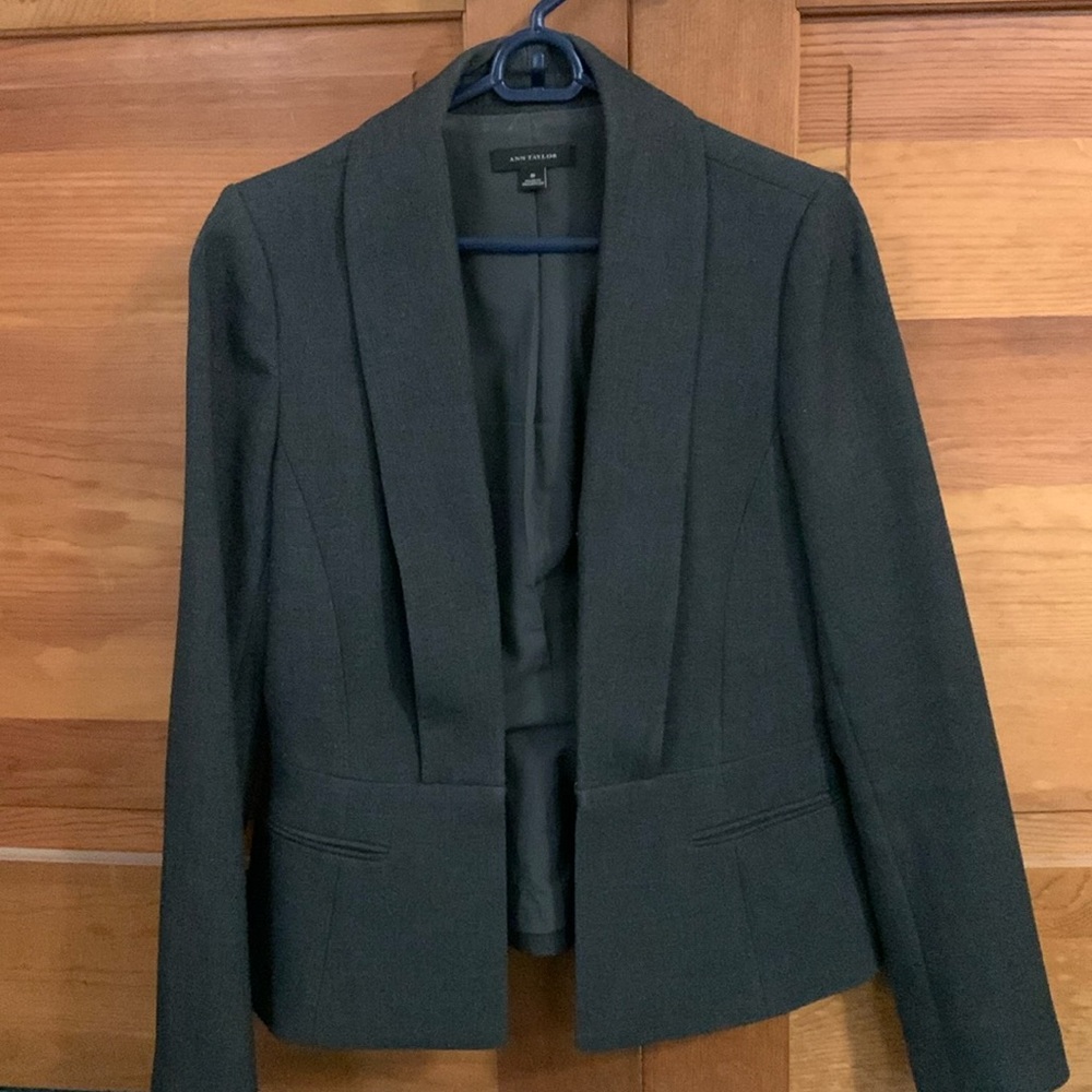 High quality blazer in size 8, excellent condition, nicely lined, and very comfy